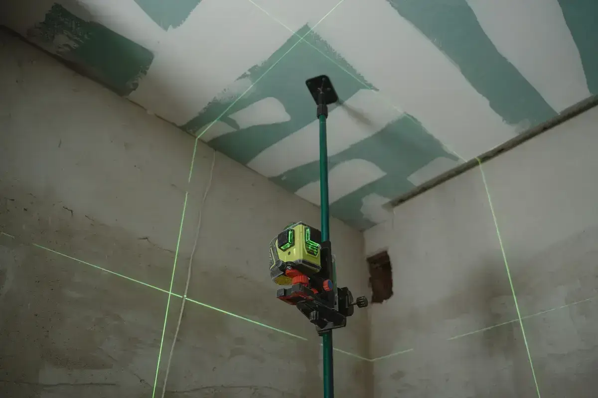 Setting out a gypsum false-ceiling grid with a laser level